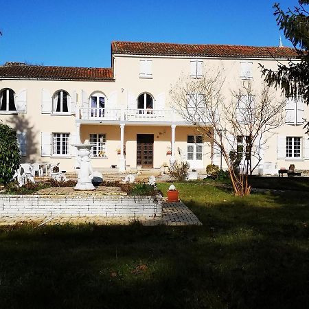 Le Clos Des Cedres B&B La Rochefoucauld Exterior photo