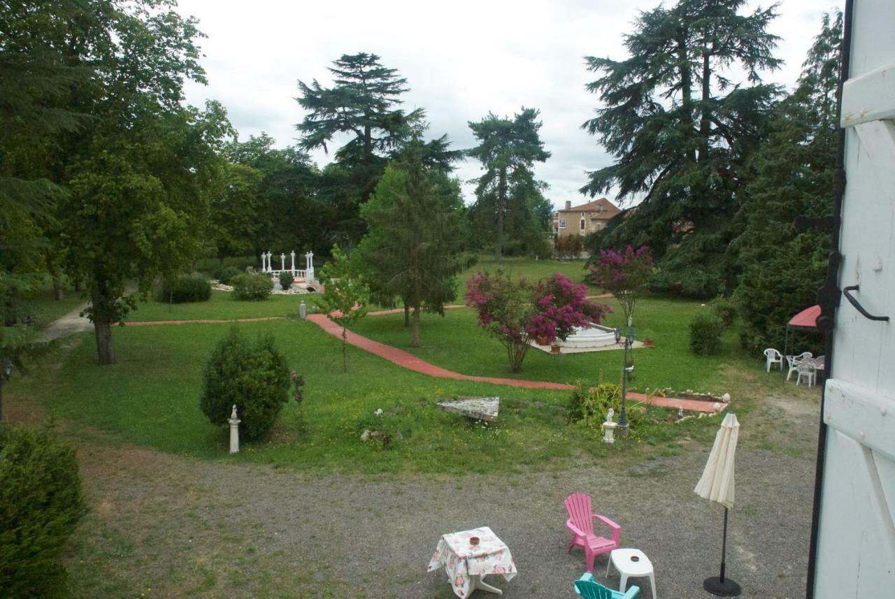 Le Clos Des Cedres B&B La Rochefoucauld Exterior photo